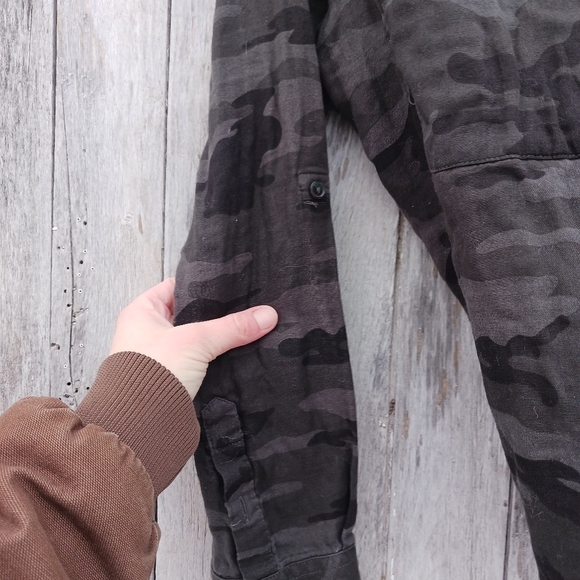 Sanctuary Womens Sz Large Tomboy Shirt Roll Sleeve Button Gray Camouflage - Picture 3 of 6